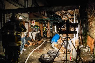 FLAMMENBILDER! Korb: Schuppenbrand greift auf Wohnhaus ueber - Bewohnerin gerettet